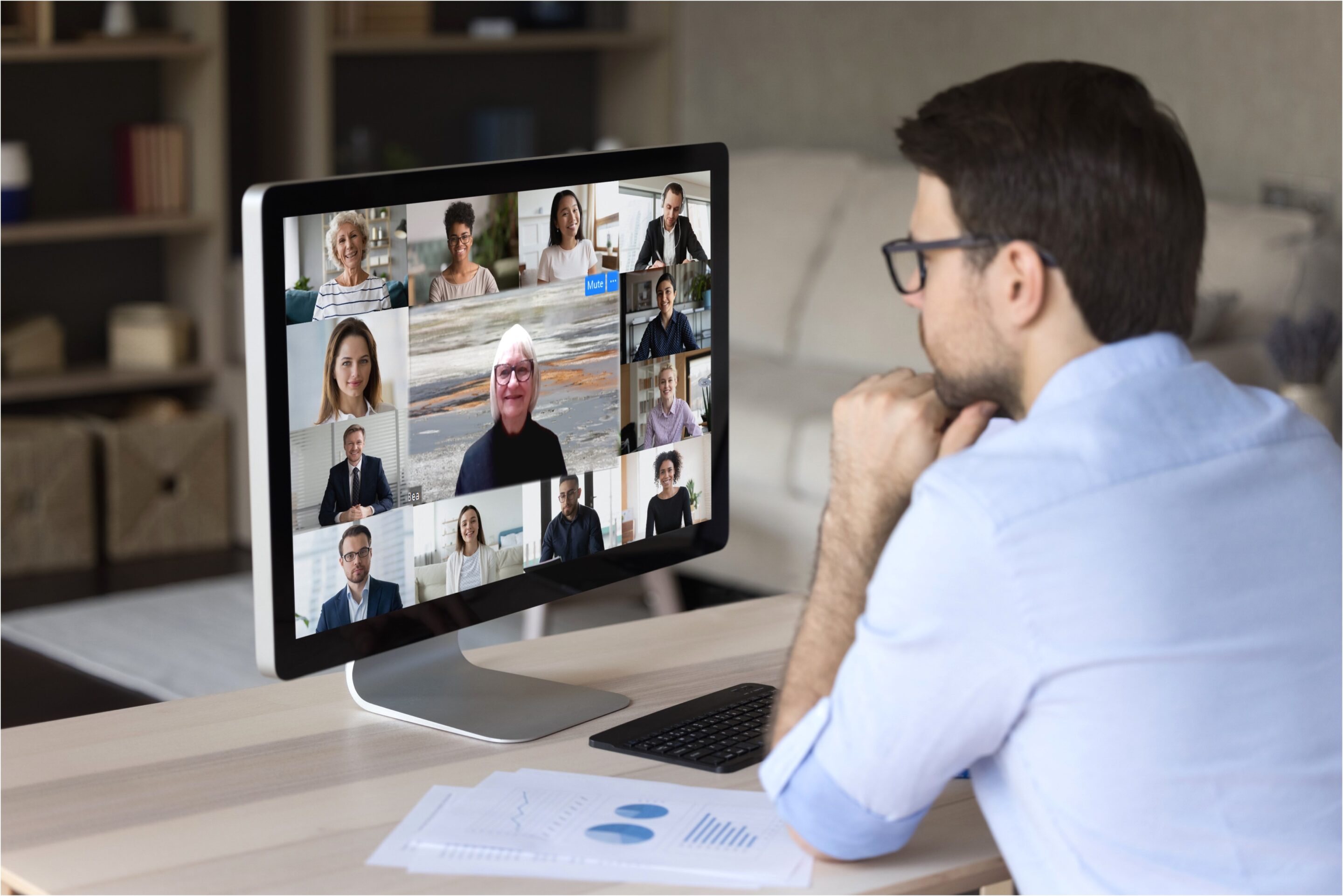 Live-Online Seminar Junge Frau im Live-Online Seminar im Gespräch vor dem Laptop – engagiert, konzentriert und mitten im Austausch