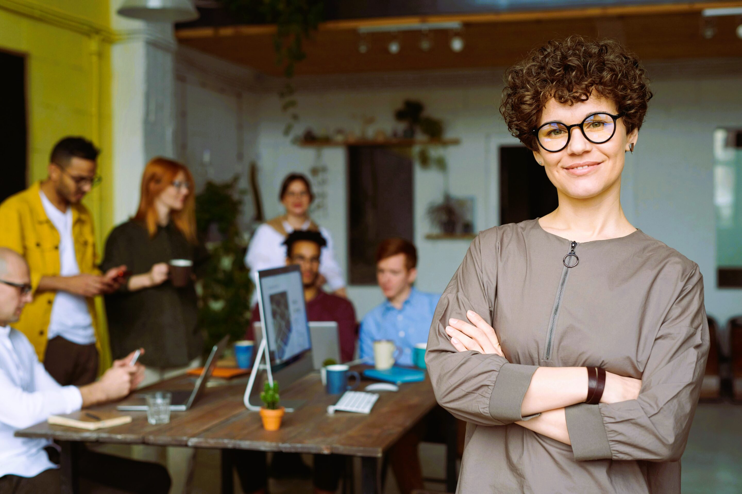 Freundliche Seminarteilnehmerin im Projektmanagement-Training für Behörden – moderne Lernumgebung mit persönlicher Not