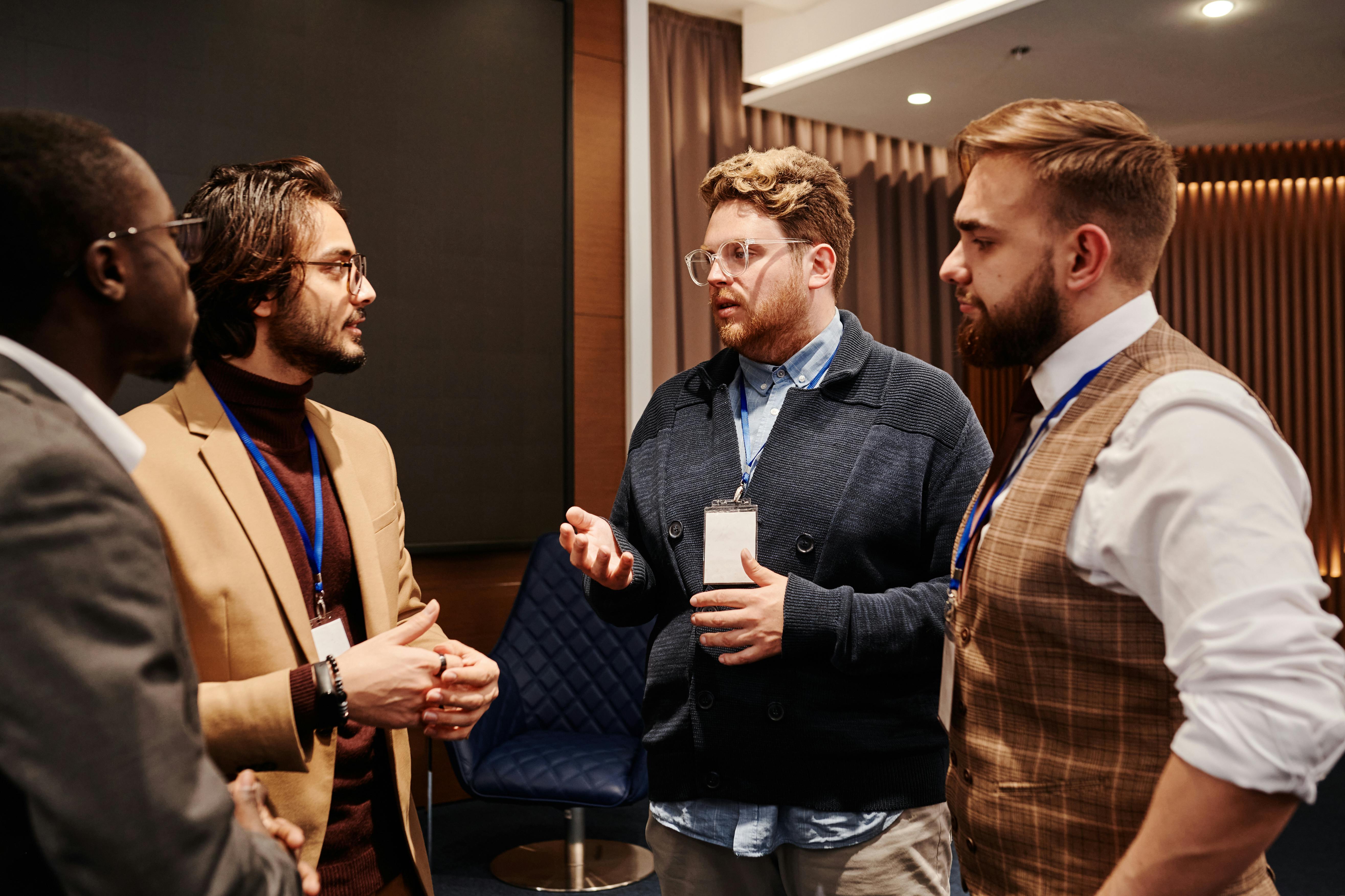 Typischer Seminaralltag: Austausch und Projektarbeit im Inhouse-Training Teilnehmer eines Inhouse-Seminars im Gespräch – gemeinsames Arbeiten an einer Projektübung in lockerer Atmosphäre.